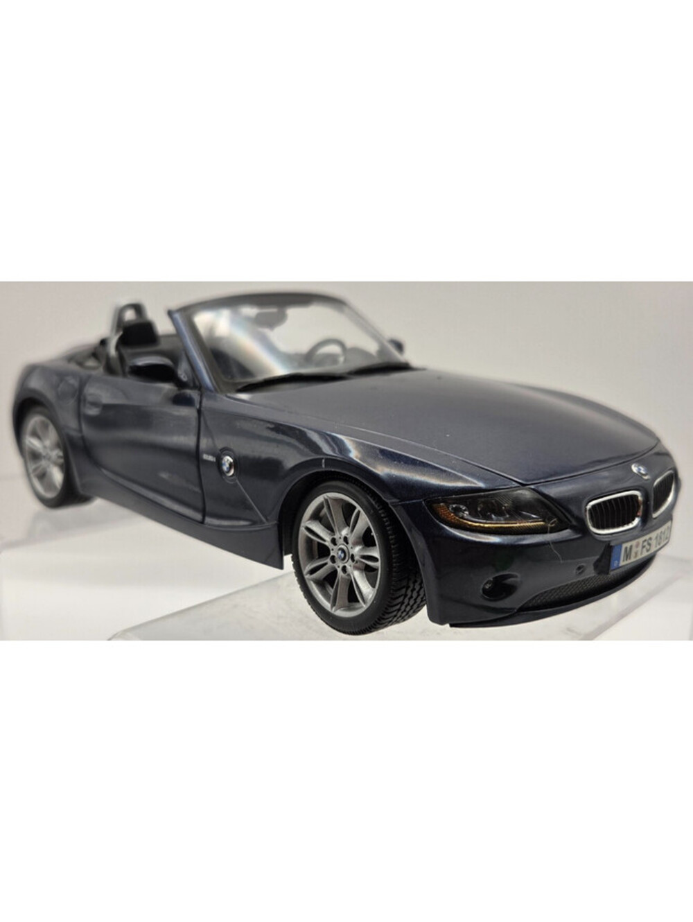 Maisto BMW Z4 Roadster 1:18 Diecast Model Car Blue Convertible